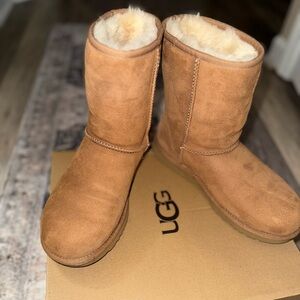 Women’s Size 8 Classic UGG Short Boots